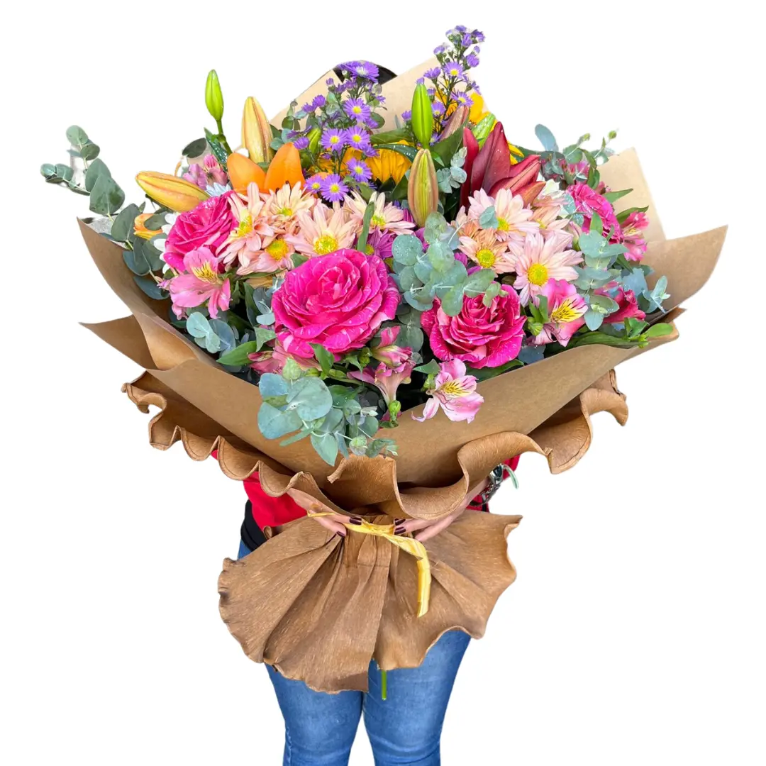 Ramo de flores con rosas importadas y brillo extra grande